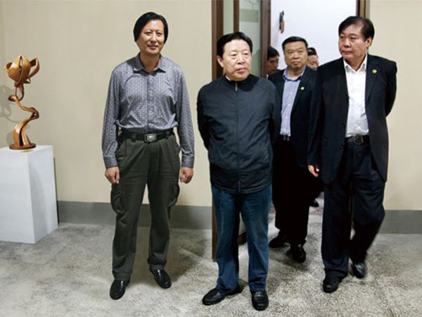 全國政協(xié)副主席、中國文聯(lián)主席孫家正在濰坊市政協(xié)主席趙興濤等領(lǐng)導(dǎo)陪同下參觀華藝雕塑坊茨小鎮(zhèn)雕塑館，孫主席對(duì)華藝雕塑給予高度評(píng)價(jià)，傅紹相總經(jīng)理介紹雕塑藝術(shù)