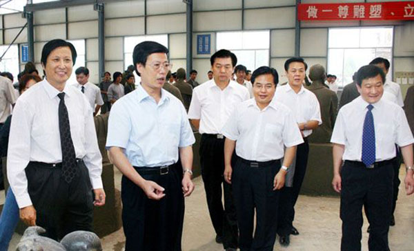 中央政治局常委、國(guó)務(wù)院副總理張高麗蒞臨華藝雕塑視察指導(dǎo)，傅紹相總經(jīng)理介紹雕塑藝術(shù)